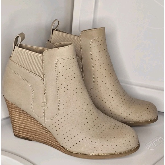 NWT DV by‎ Dolce Vita Gerdy Bootie Beige Size 8 Ankle Boot Wedges Stitch Fix - Picture 1 of 5